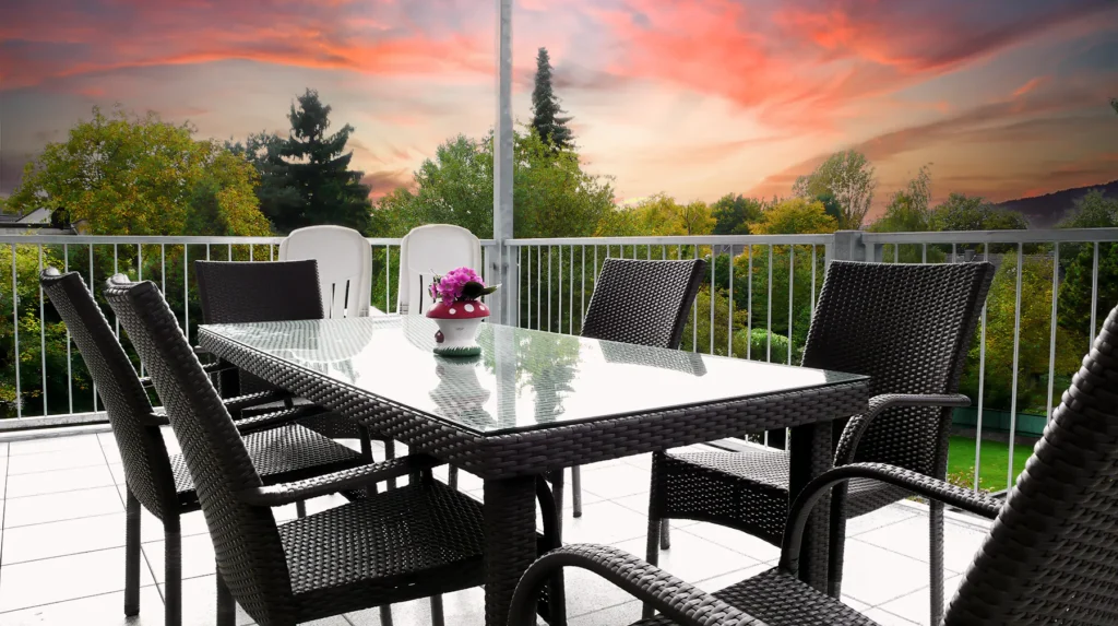 Stahlbalkon mit Bodenbelag