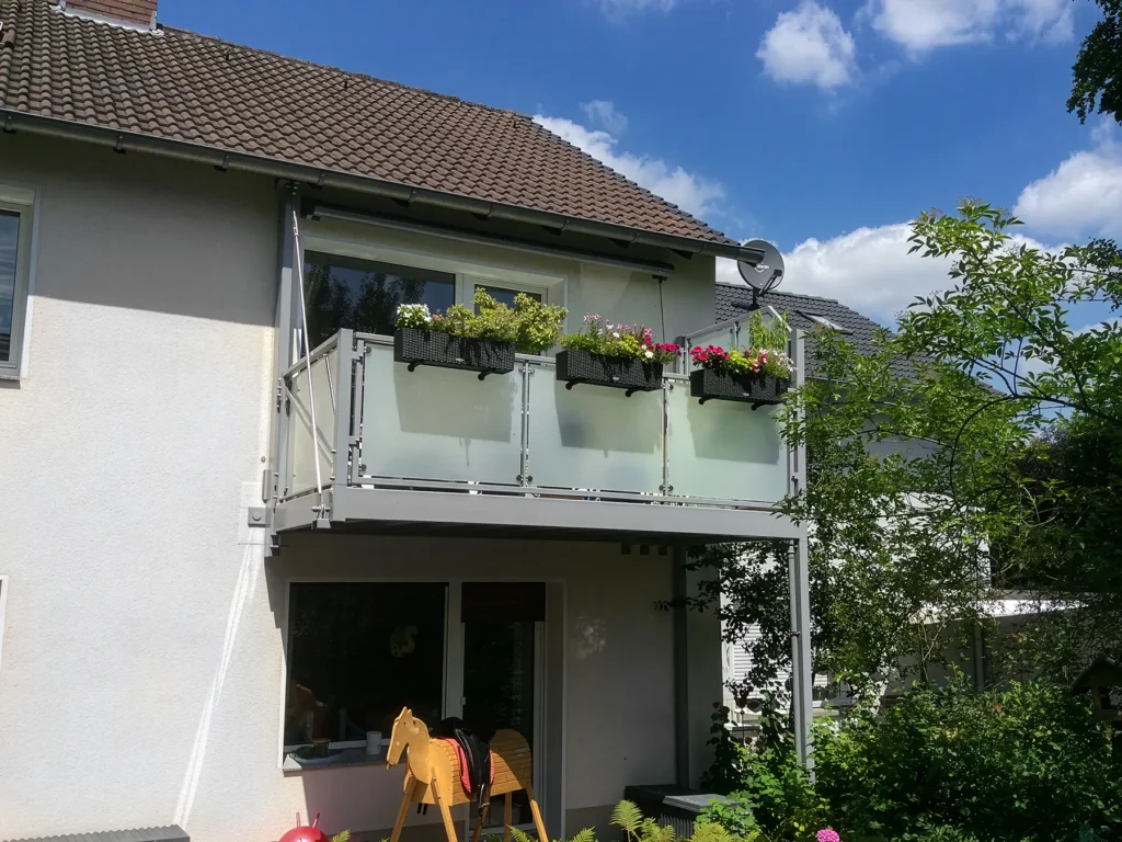 Sonderbalkon mit kombinierter Anbaumechanik