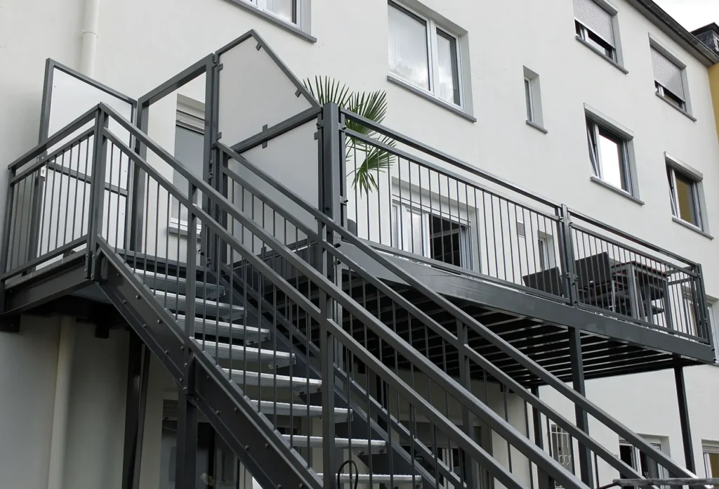 Großer Balkon mit Treppenanlage zum Garten